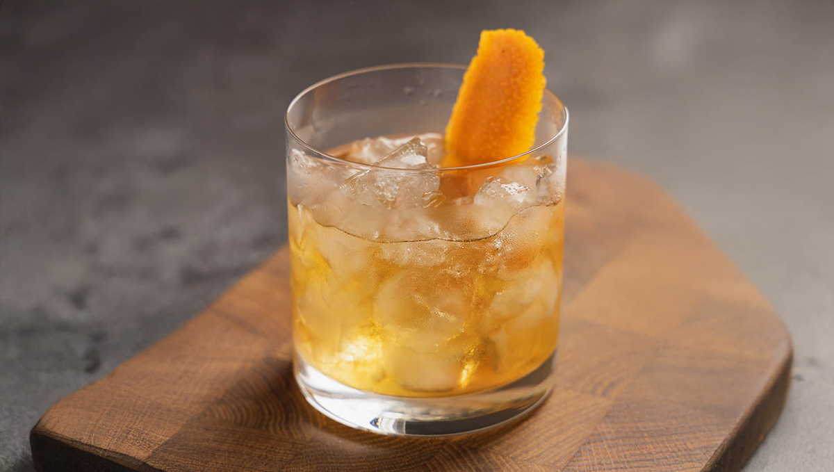 Roman Chemeris / Shutterstock / FOTODOM📷Коктейль Godfather