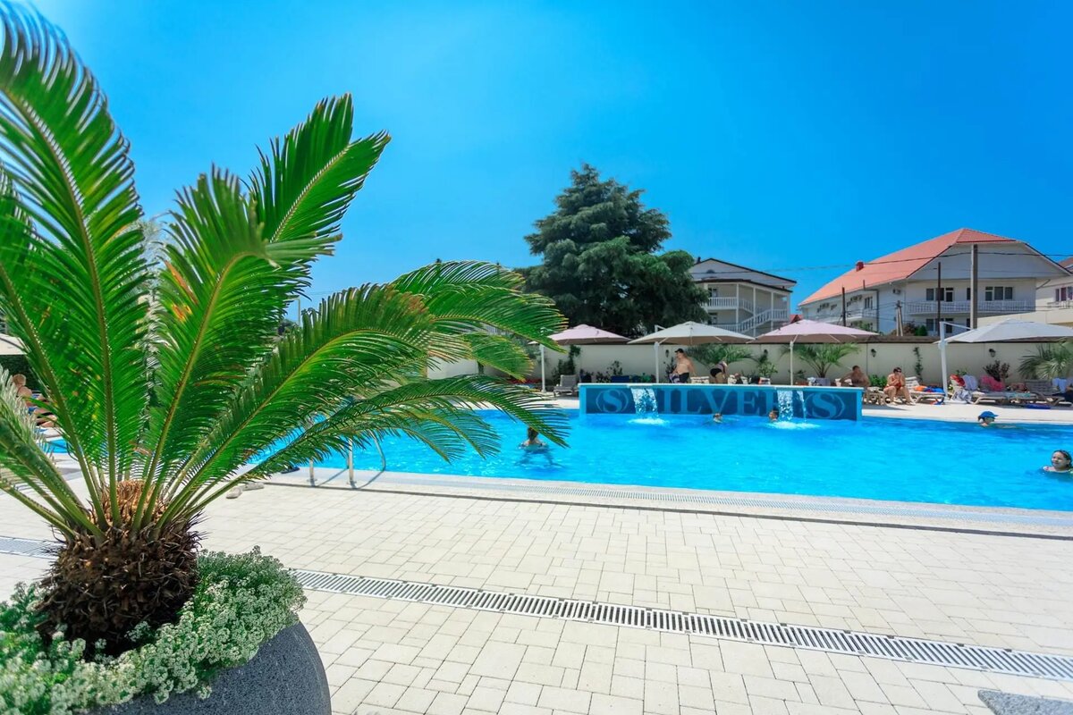 Подогреваемый бассейн с детской зоной — центр притяжения гостей с первого дня