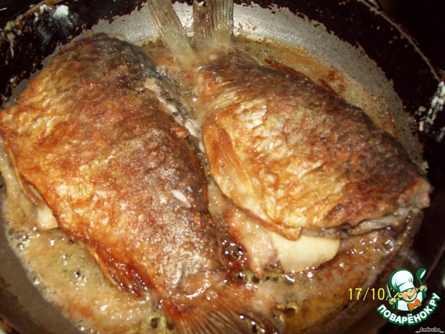 Жареный карасик, фаршированный картофелем с луком, — это сытное и очень вкусное блюдо.