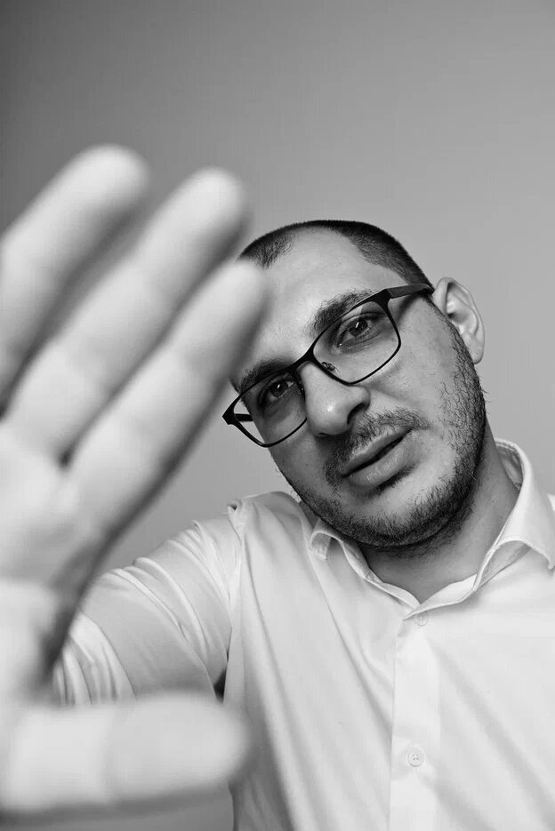 Бегство в чужие жизни:
Почему мы предпочитаем иллюзию действию?