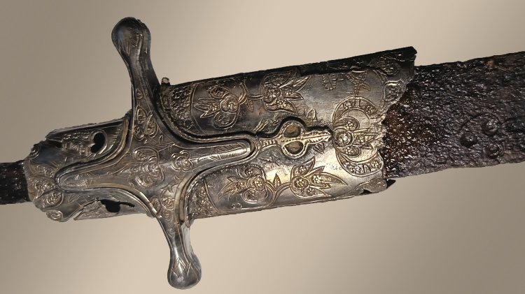 Серебряные детали рукояти, перекрестия и устья ножен сабли
