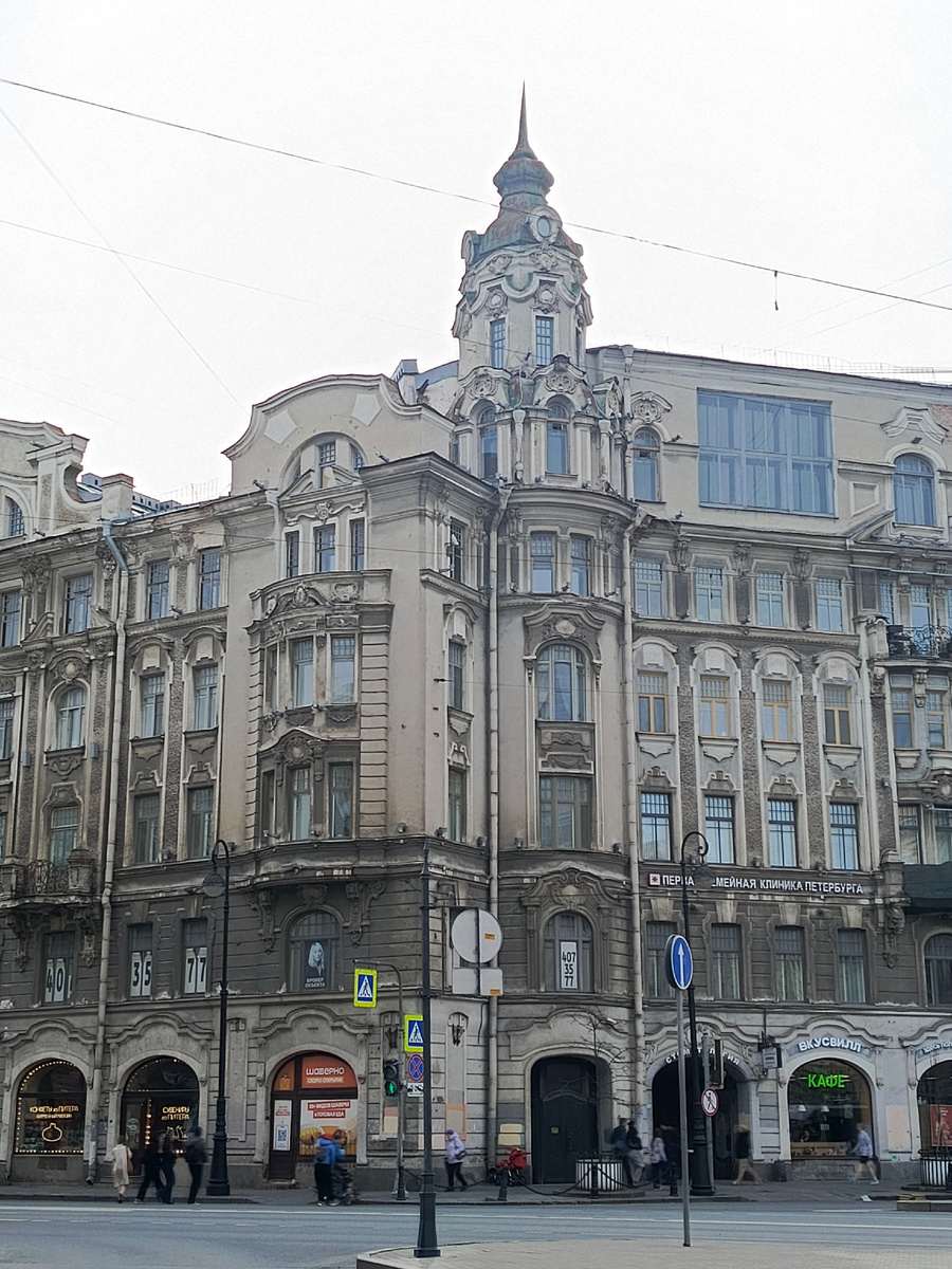 Огромное окно, башенка - это и есть та самая квартира.