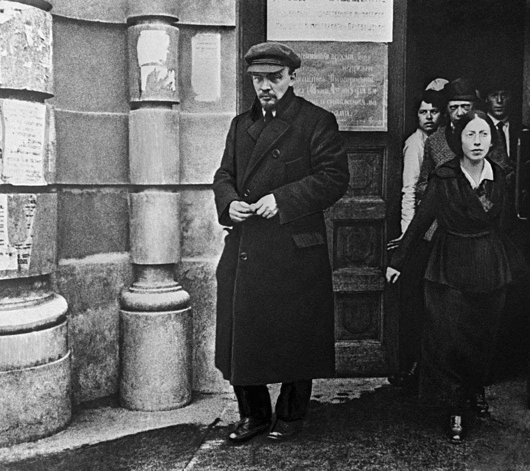 📸 Владимир Ильич Ленин выходит с заседания I Всероссийского съезда по просвещению. Репродукция фотохроники ТАСС
