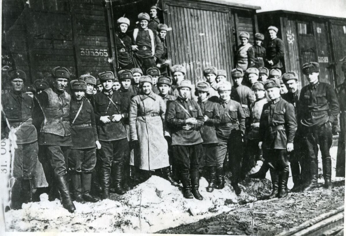 Воины 146-й сд на пути следования на фронт. 1942 г..jpg