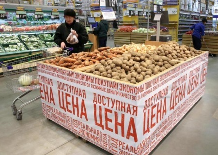    Россияне стали меньше есть мяса и значительно сократили свои расходы на одежду