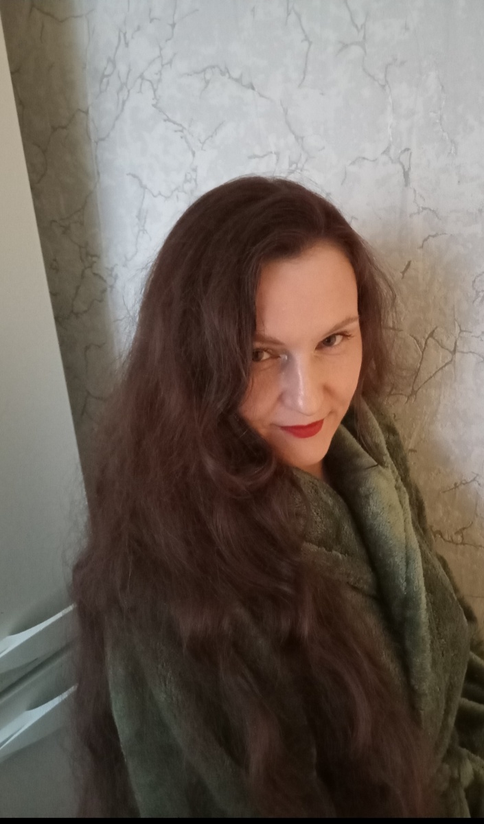 Самый лучший фильтр в моём возрасте - это правильное вечернее естественное  освещение из окна и включенный свет в коридоре.  Но всё равно белые тени дают блики . 🤔 Нет, это не лучшая фотка, просто выбирать лень. 