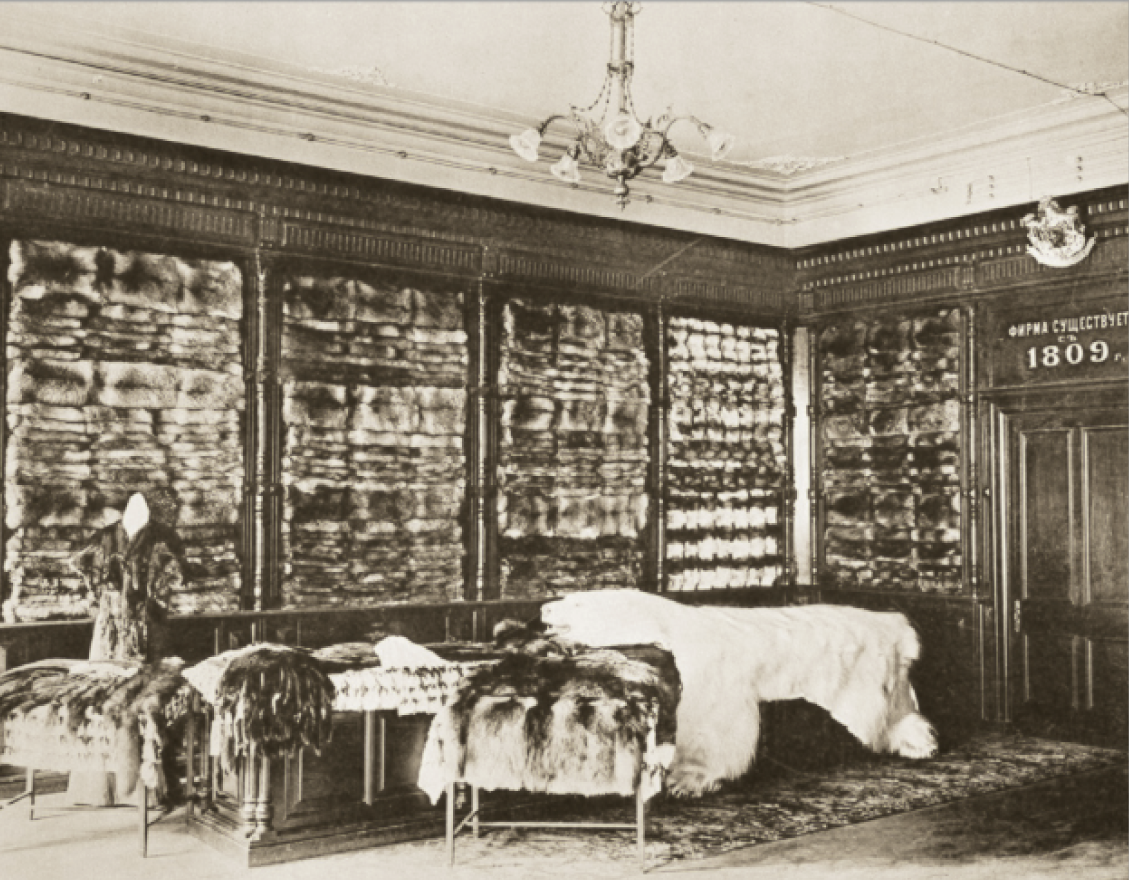 Торговый зал главного магазина Сорокоумовских на Ильинке. Начало ХХ века