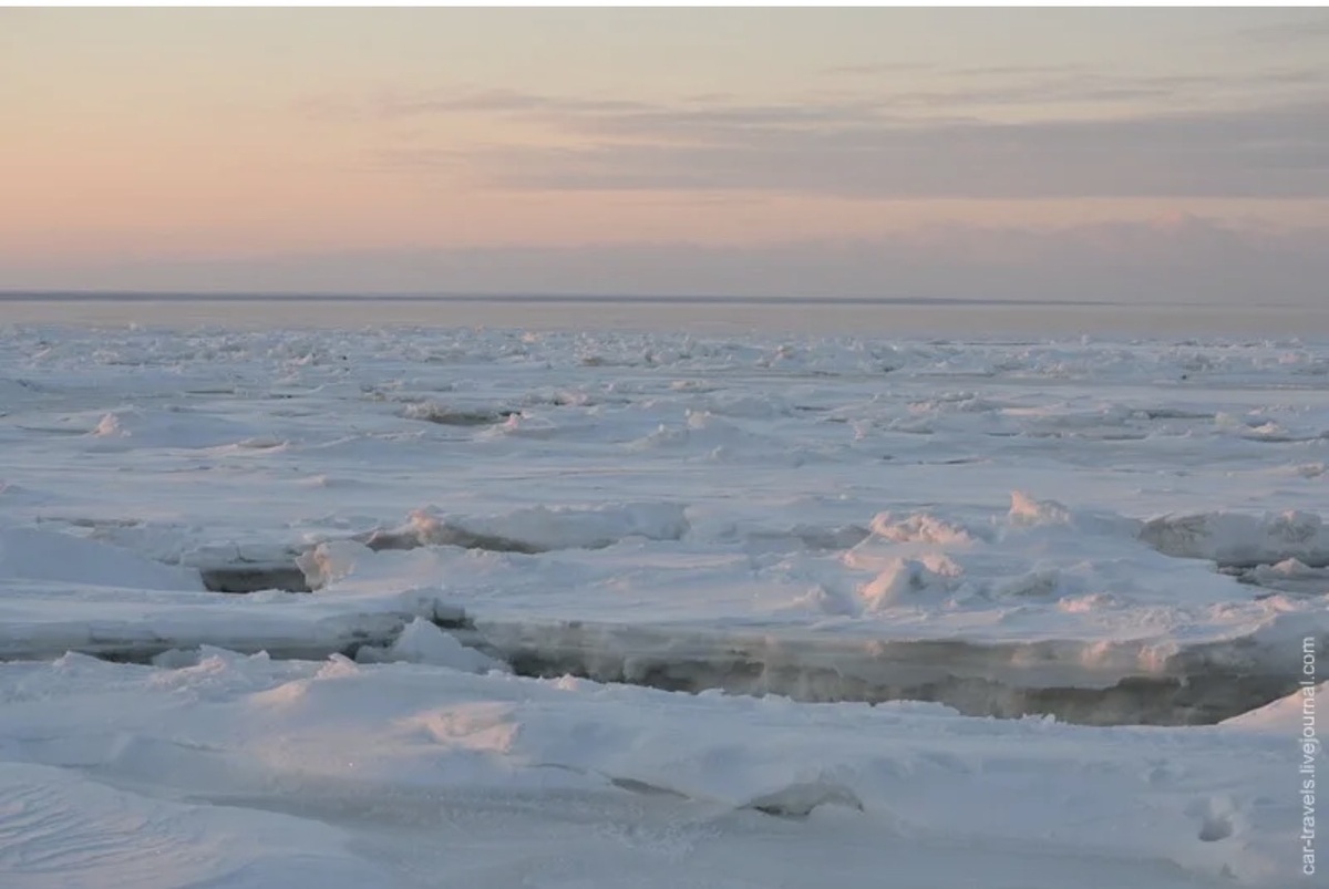 Белое море подо льдом