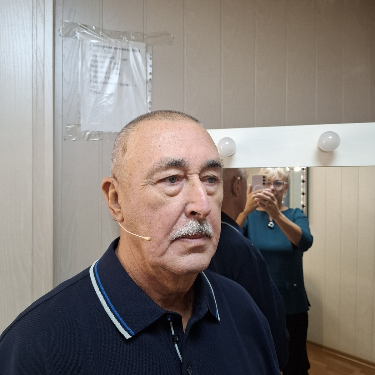 Гримерка одна на всех. Помещение меняли раз пять. Такая движуха. 