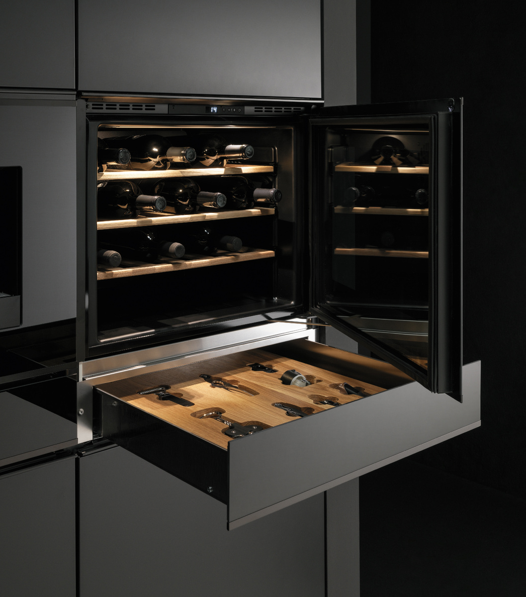 Встраиваемый холодильник для вина FMY 24 WCR N XS - подойдет винным энтузиастам, для которых не последнюю роль играет возможность интегрировать винный шкаф в дизайн кухни вместе с другой встраиваемой техникой. 