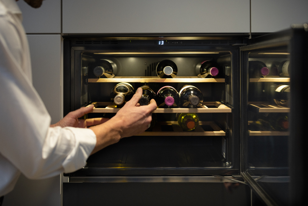 На трех полках из натурального дуба можно разместить до 24 бутылок, защищая их от перепадов температур и воздействия ультрафиолетовых лучей. 