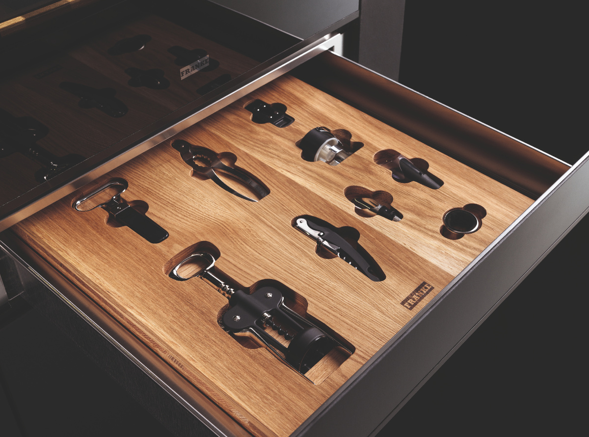 В дубовом органайзере вы найдете всё, что требуется для винного ритуала: разнообразные штопоры, нож для обрезания фольги, кольца для улавливания капель, аэратор и специализированный штопор для игристых вин.