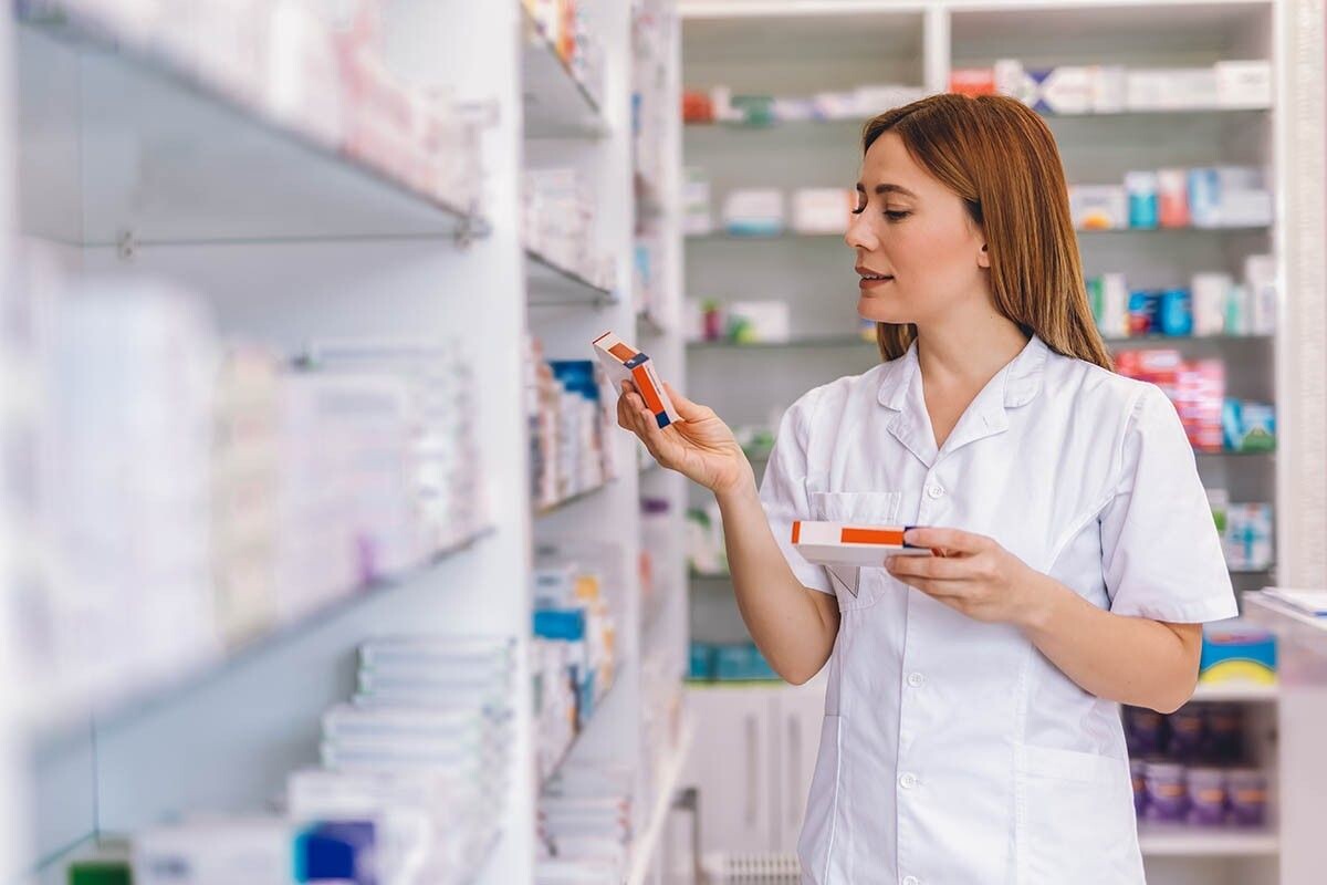 Выбор лекарств в аптеках огромный, легко запутаться и купить не то. Источник: adriaticfoto / Shutterstock / FOTODOM📷
