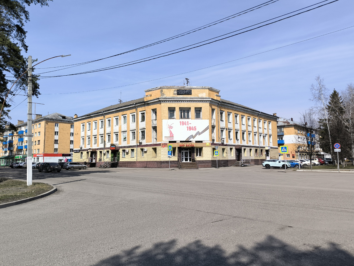 На центральной площади. Названия не нашёл