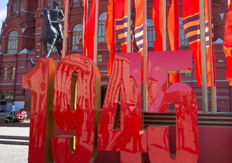 Москва готовится к 9 Мая: на Красной площади уже ставят трибуны