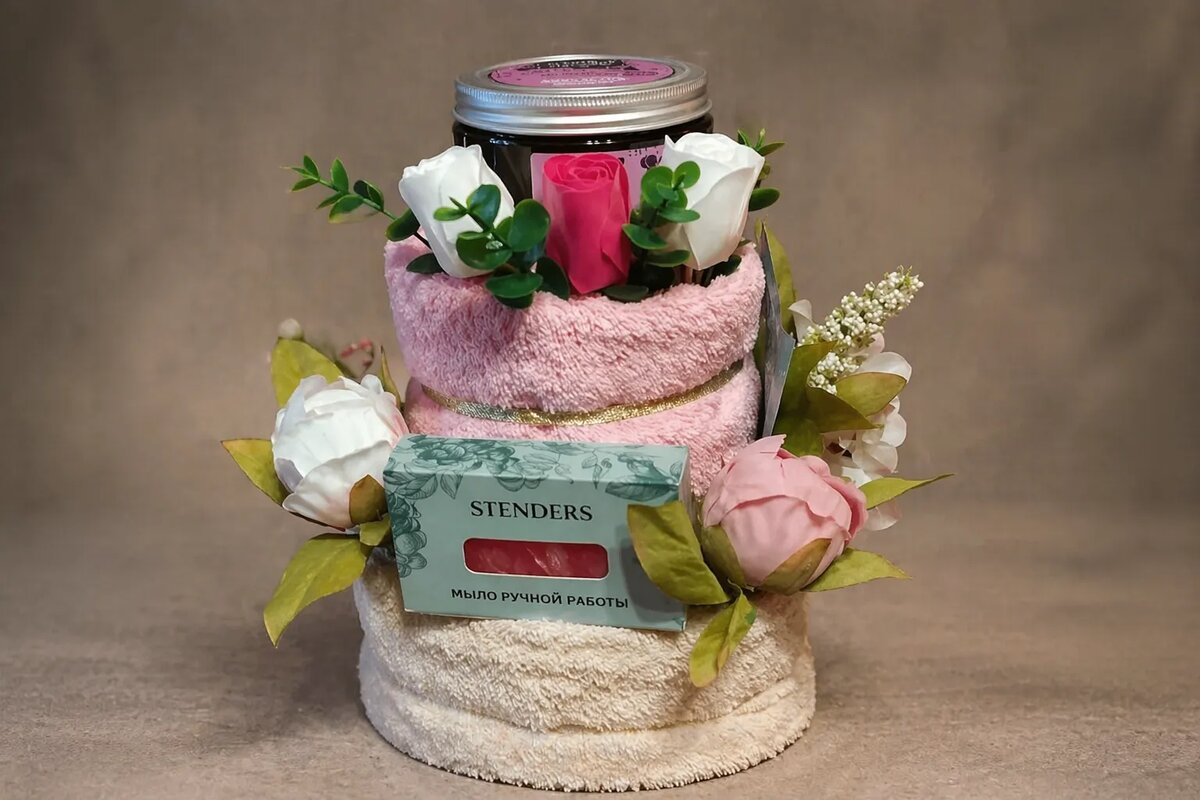 Композиция торт из полотенец со скрабом и мылом
