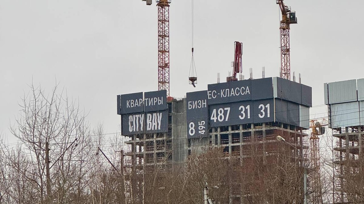 Пример правильного использования рекламной площади защитных щитов — ЖК City Bay (MR Group)
