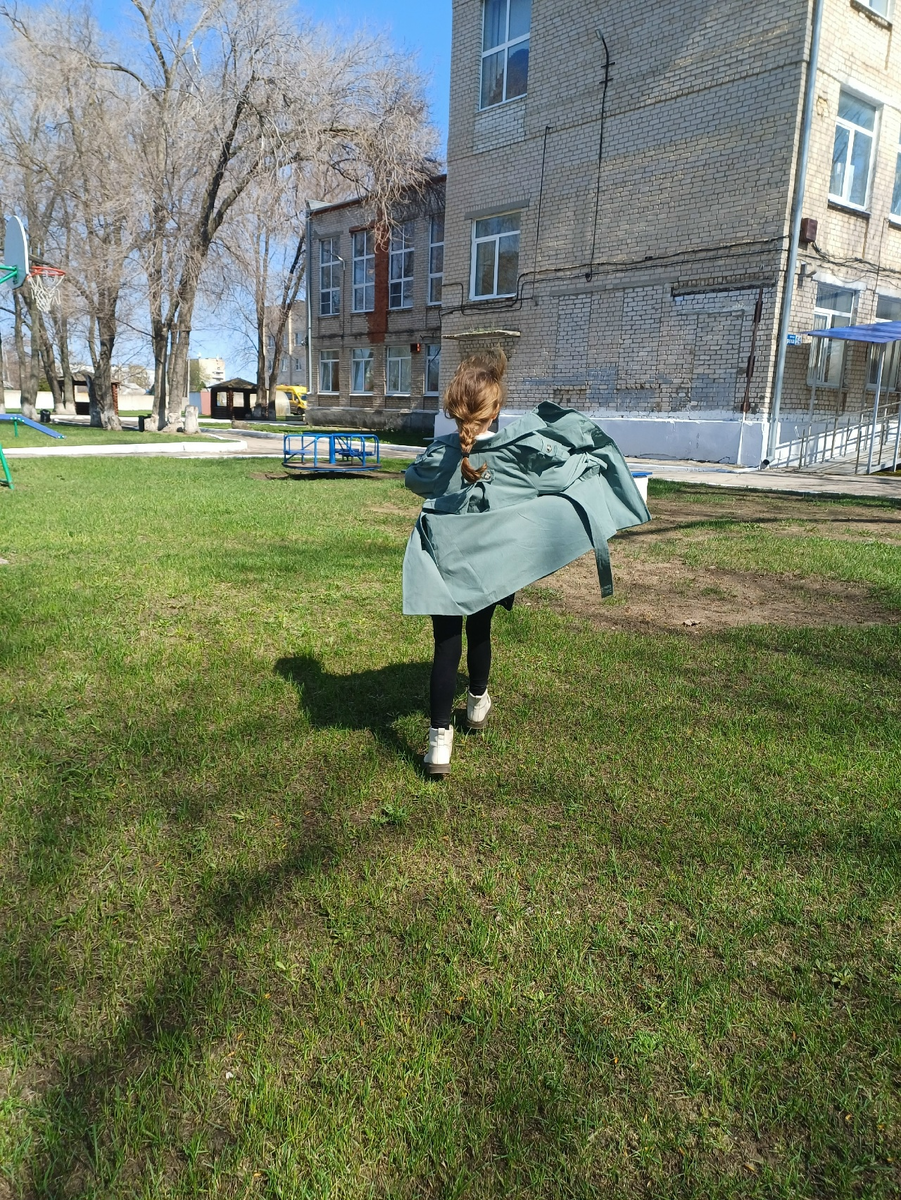 в школьном дворе