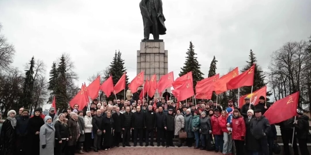В день рождения Ленина жители Ульяновска возложили цветы к его памятнику