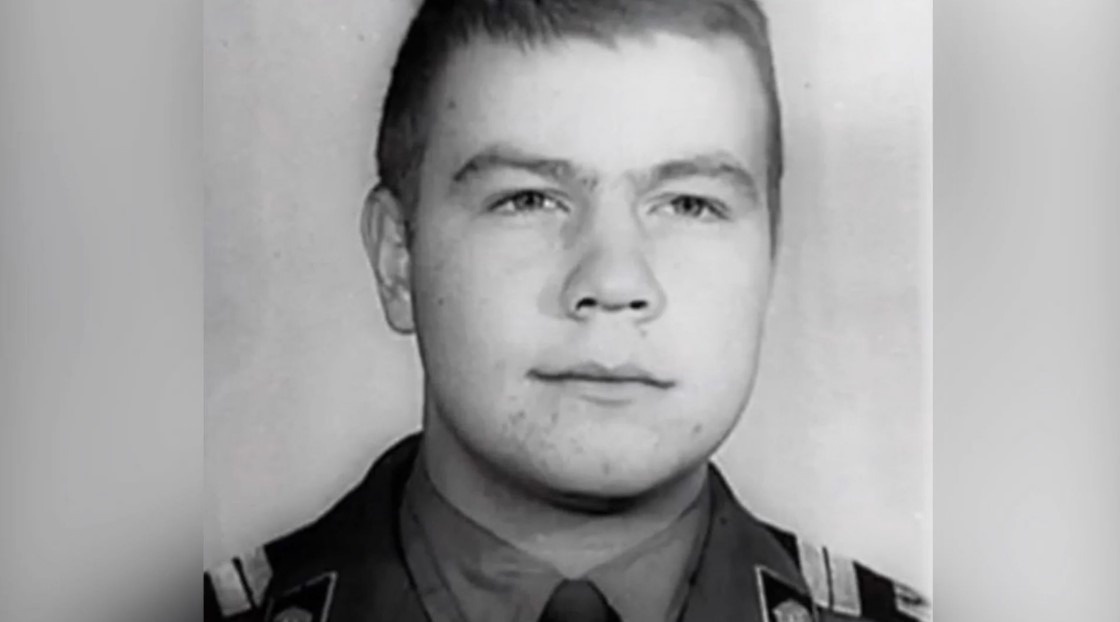 Тогда он сделал то, что сделал бы любой нормальный мужик: пошел учиться на технолога мясо-молочных продуктов. Серьезно.
