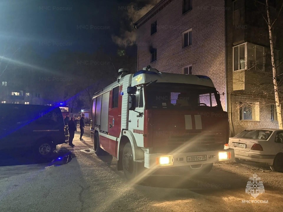    Пожарные работают на месте ЧП в Благовещенске. ФОТО: ГУ МЧС России по Амурской области.