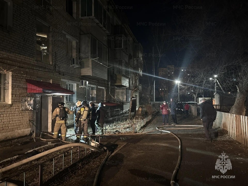    Возгорание началось в одной из квартир жилого дома. ФОТО: ГУ МЧС России по Амурской области.