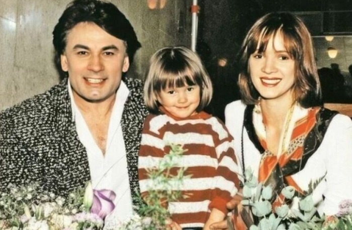 Мишель в детстве с родителями