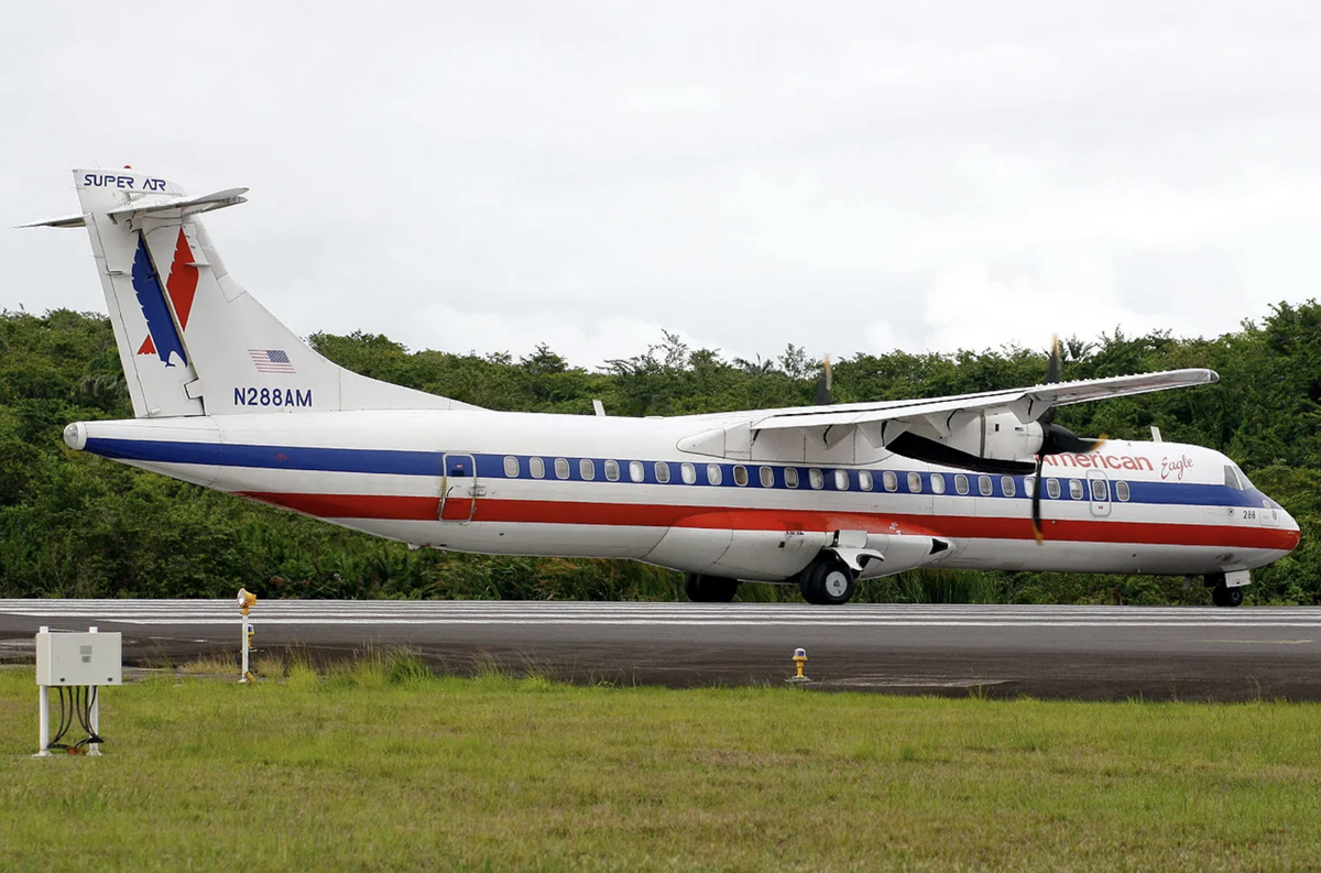 Американский Eagle ATR 72–212, N288AM, однотипный самолет с разбившимся N401AM. Разбившийся самолет был бы неотличим от этого на фотографии. (Томас Броссон)
