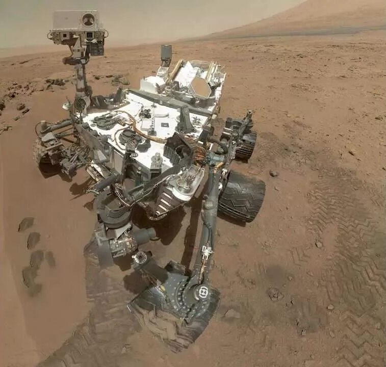 Curiosity на склонах горы Шарп. Сел в 2012-м на два года, а проработал уже 14. За это время он проехал 35 километров, пробурил десятки скважин и отправил на Землю 310 гигабайт научных данных. Настоящий ветеран космического флота