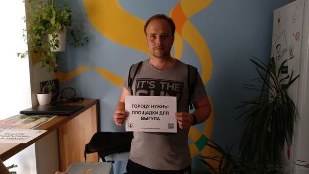 Подписывается и на мои странные затеи 