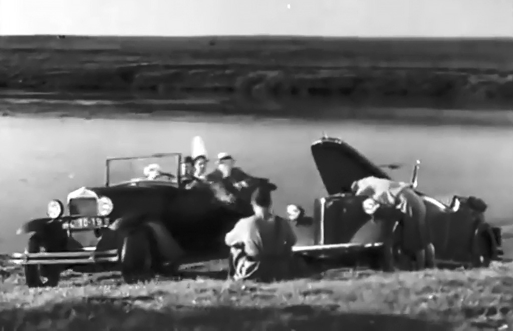 Кадр из фильма Константина Юдина «Сердца четырех» (1941 г.). Рядом с ГАЗ-А — в столицах уже незаконным Ford Prefect — прообраз малолитражки КИМ-10