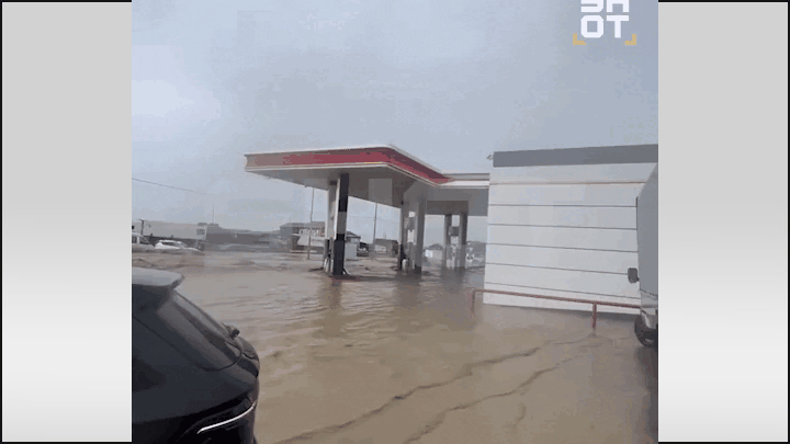    Из-за ливней на Северном Кавказе разразилось самое масштабное за последние 100 лет наводнение. Бедствие настигло Чечню, Дагестан, Северную Осетию и Ингушетию. GIF видео ТГ-канала SHOT