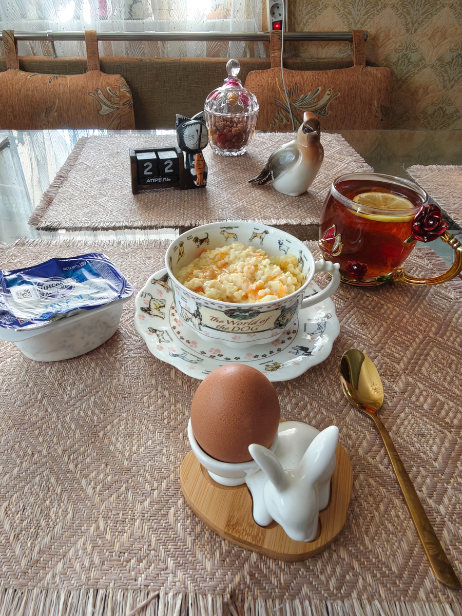 Каша пшеная с тыквой, яйцо всмятку, творог мягкий с семенами чиа и чай с лимоном