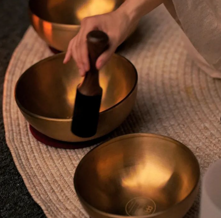 игра на музыкальных чашах 