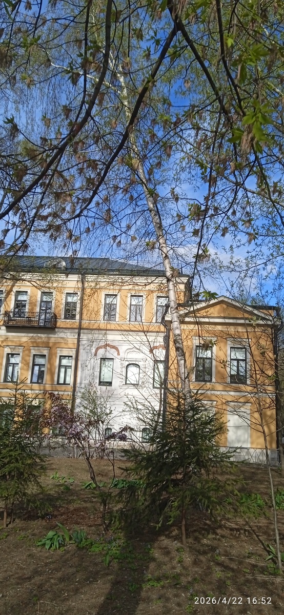 Здание бывшей Межевой Канцелярии, к которой и относился изначально садик, в советское время получивший имя Милютина (какого-то партийного функционера 1920-30 годов). 