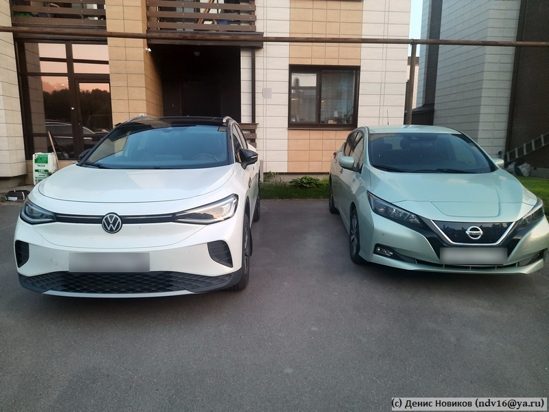 Слева - Volkswagen ID.4, справа - Nissan Leaf