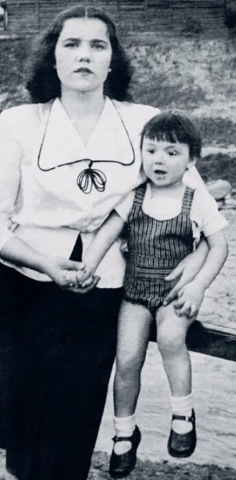 Евгений Леонов - Гладышев с мамой.