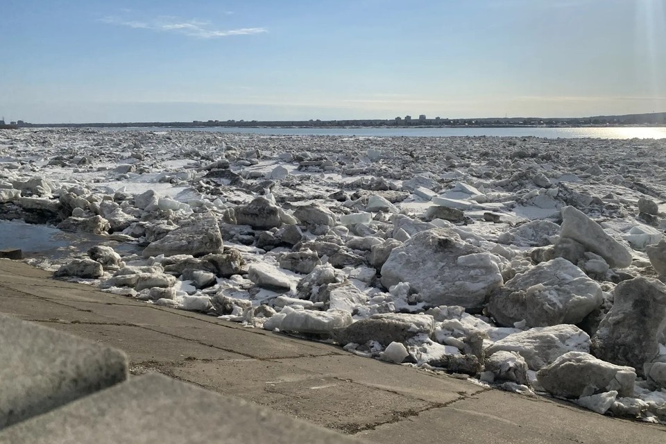    Глыбы наступают на набережную и на время замирают... Фото: Юлия М.