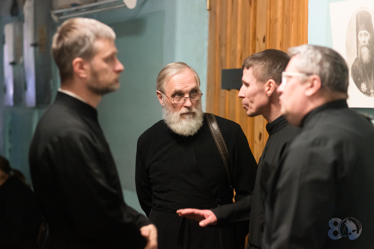 Фотография коридора исторического здания Духовной школы, в котором проходит сессия студентов заочного отделения, 2026 год