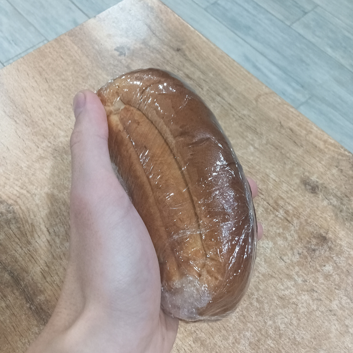 Булочка с вишней в моей руке.