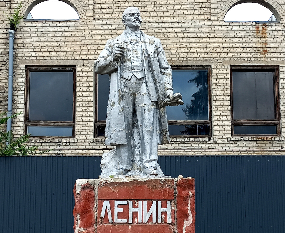 Памятник Ленину в Донецке на пр. «Павших коммунаров». Фото 2025 г.