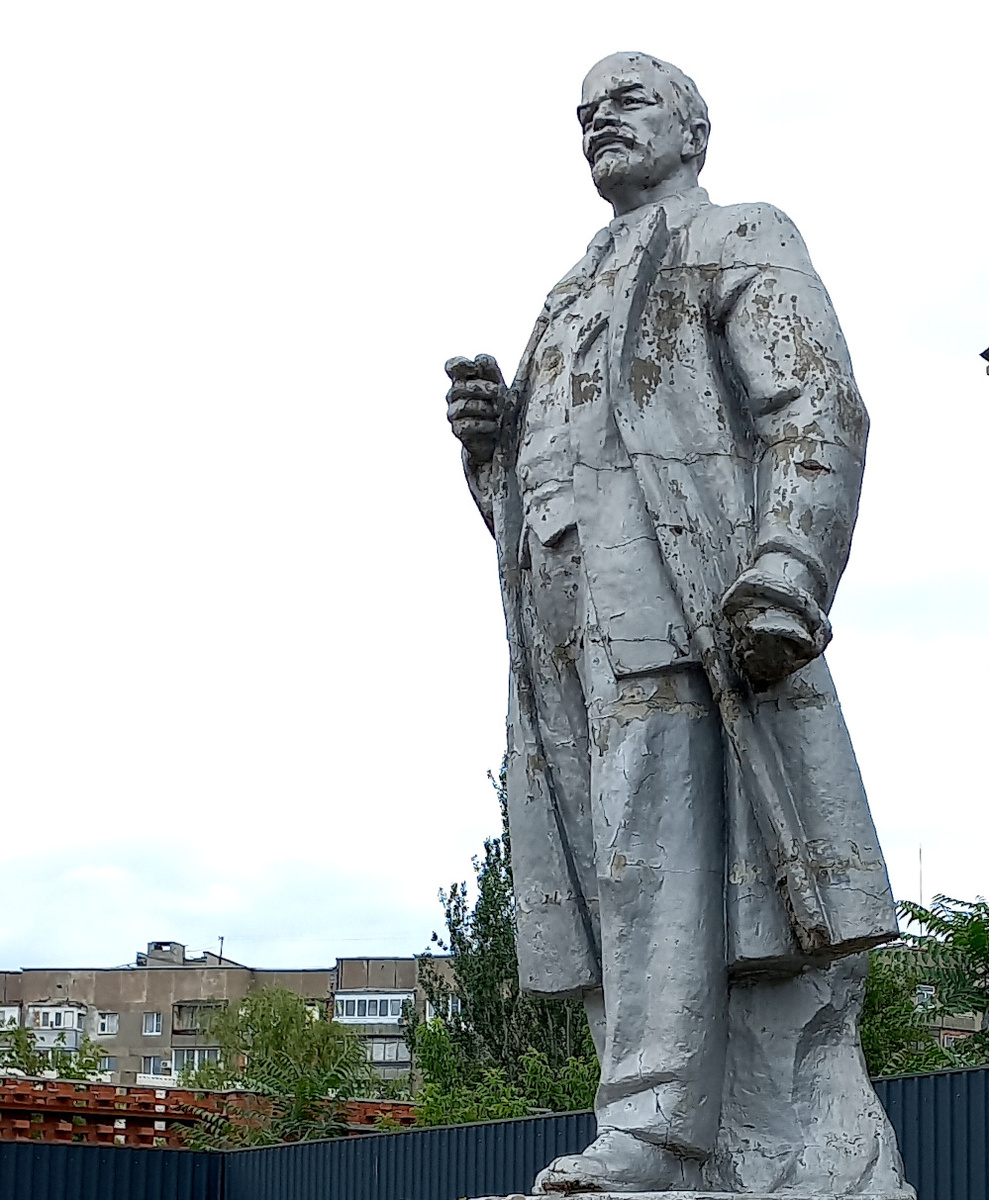 Памятник Ленину в Донецке на пр. «Павших коммунаров». Фото 2025 г.