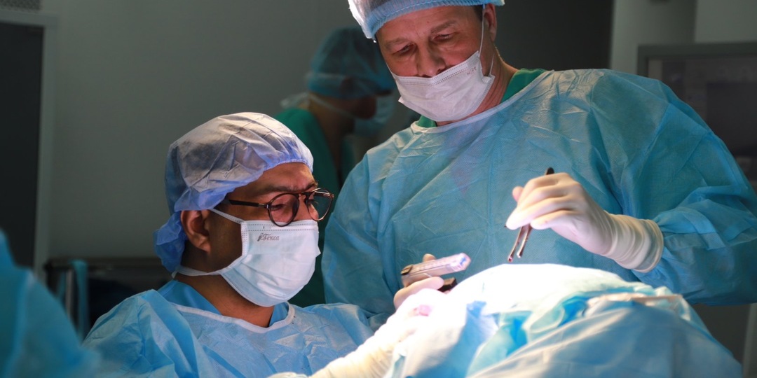 – Я мог бы ассистировать… – начал было Гусар, но хирург перебил его взмахом ладони. – Отставить, коллега. У меня есть кому