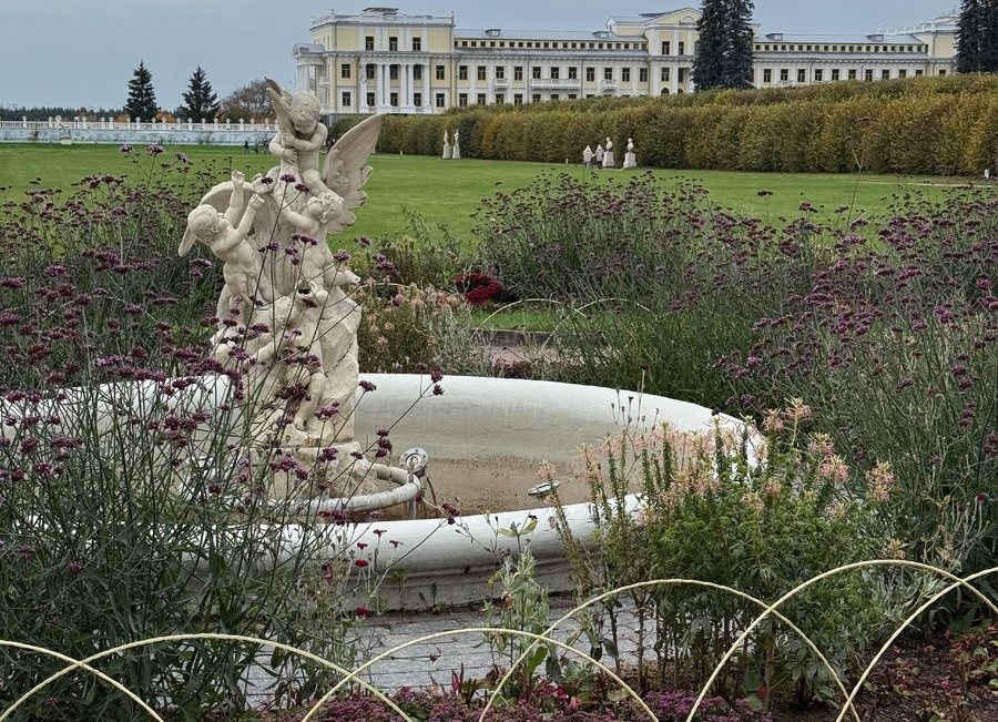 Музей-усадьба "Архангельское". Фонтан "Амуры с лебедем" при спуске к французскому регулярному парку. Фото автора статьи