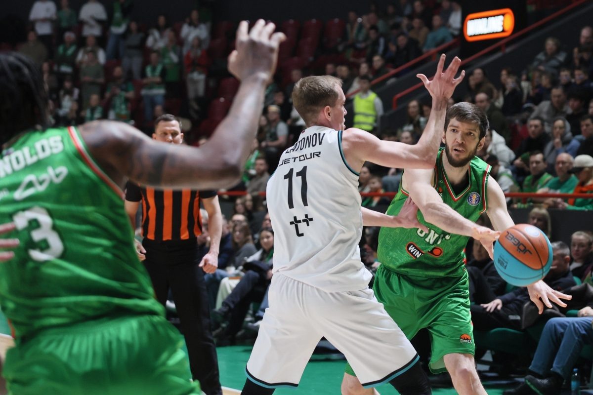    Нижегородский клуб уже больше трёх лет не может справиться с \