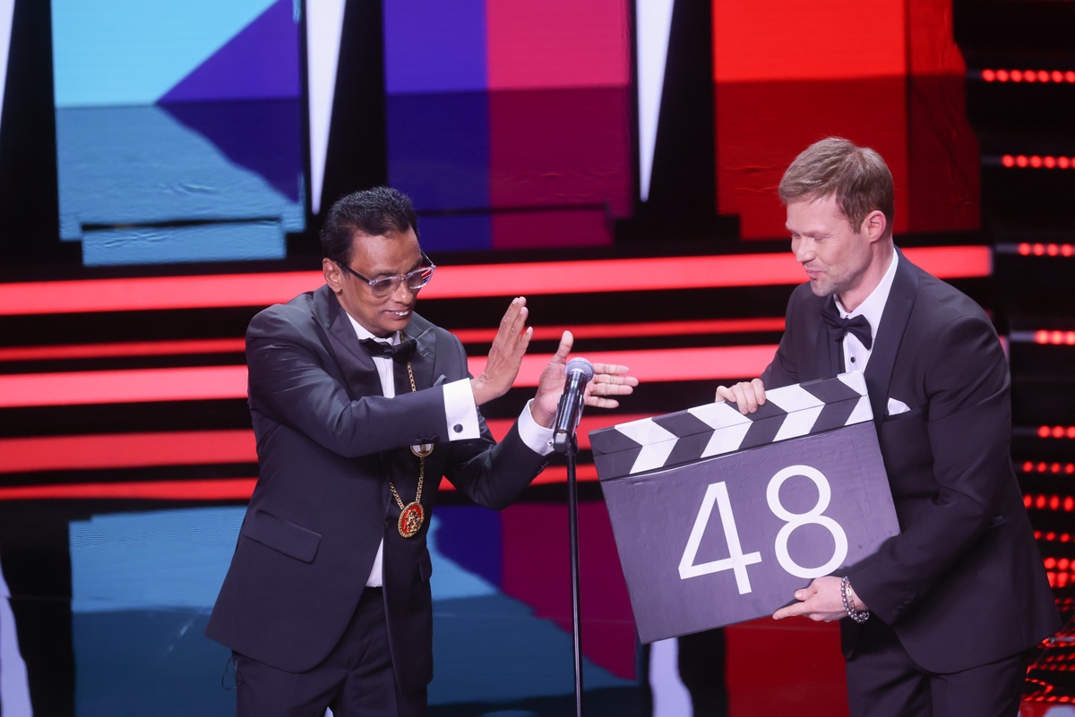    Председатель основного жюри, шри-ланкийский режиссер Прасанна Витанаге и ведущий церемонии Даниил Воробьев./Сергей Куксин/ РГ