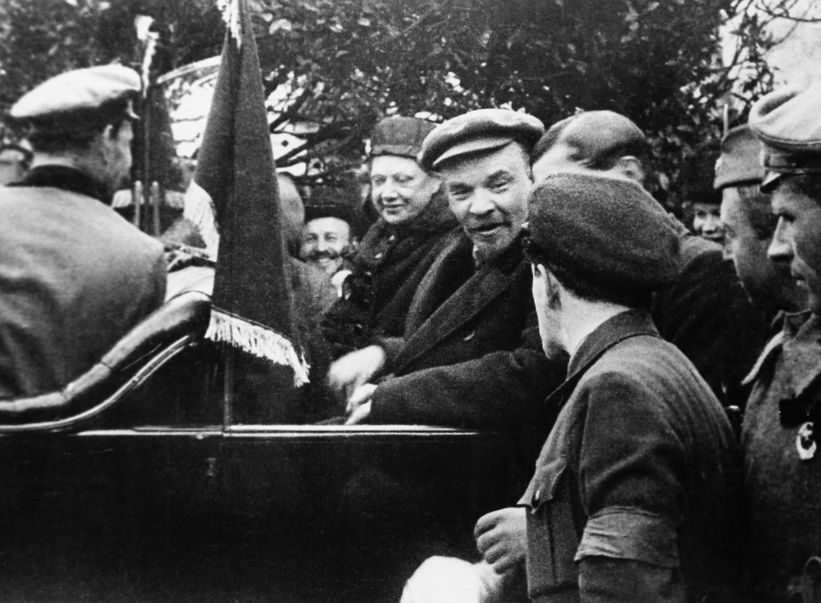 «Он умел слушать, как редко кто из интеллигентов» (на фото: В. И. Ленин и Н. К. Крупская в автомобиле на Красной площади. Москва, 1 мая 1919 года) Фото: Фотоархив журнала «Огонёк»