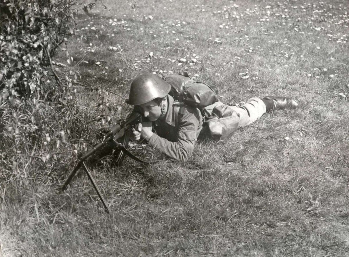 Пулемётчик...