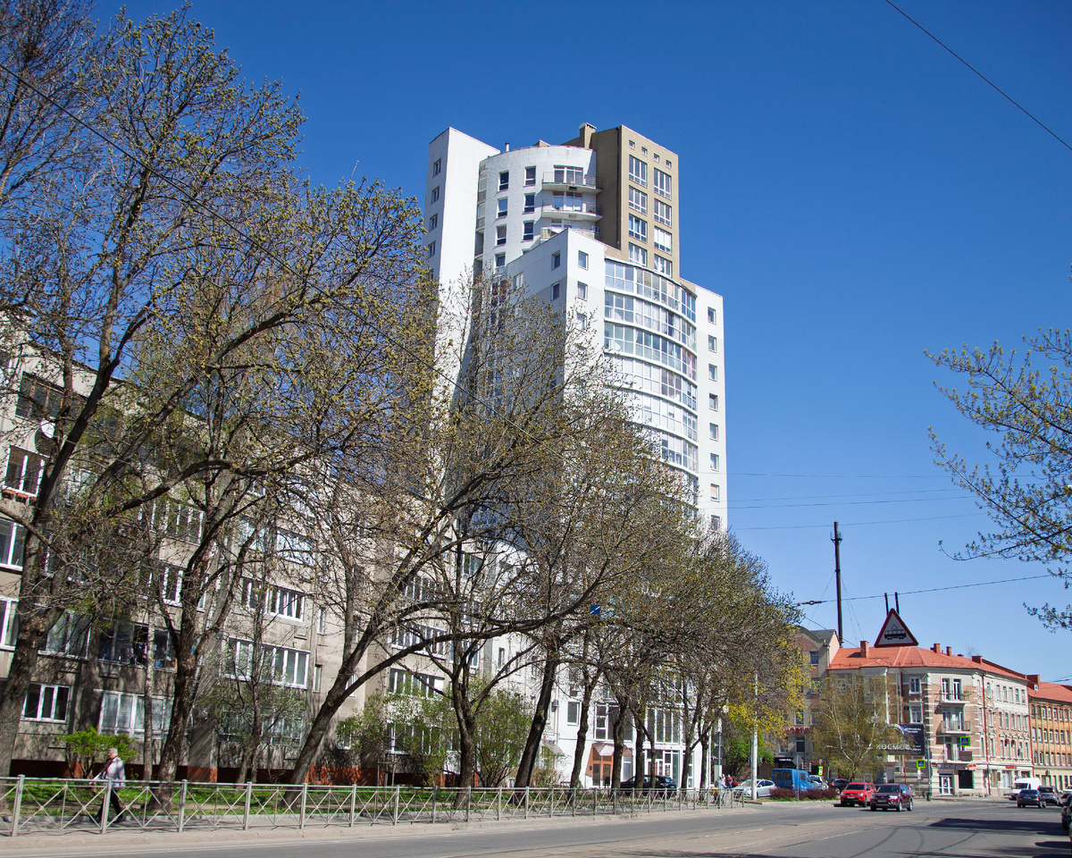 Немного не по порядку съёмки. Пока зелень только появляется, дома видны лучше