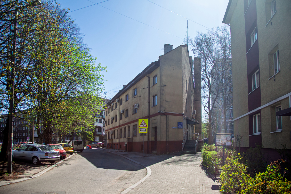 Очень колоритный дом, весь нестандартный, да ещё труба сбоку